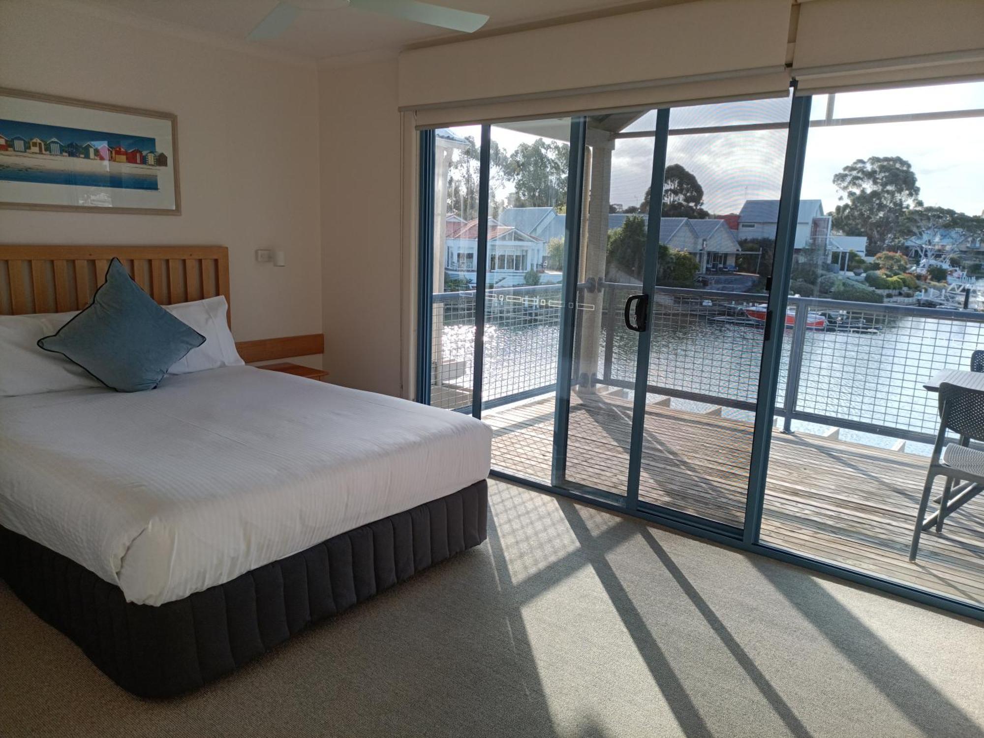 Captains Cove Resort - Waterfront Apartments Paynesville Exterior foto